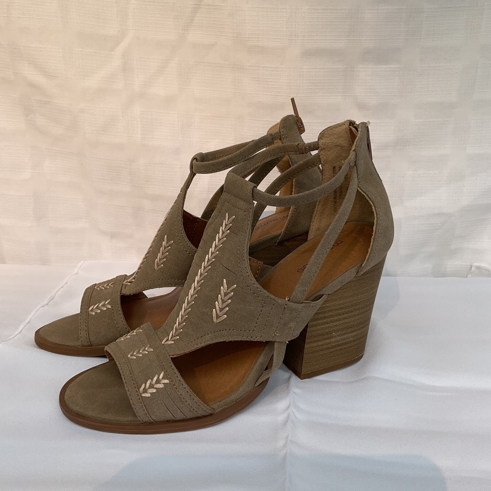 Maurices Women's Block Heel Open Toed Tan  Suede Embroider Zipper Closure Size 9